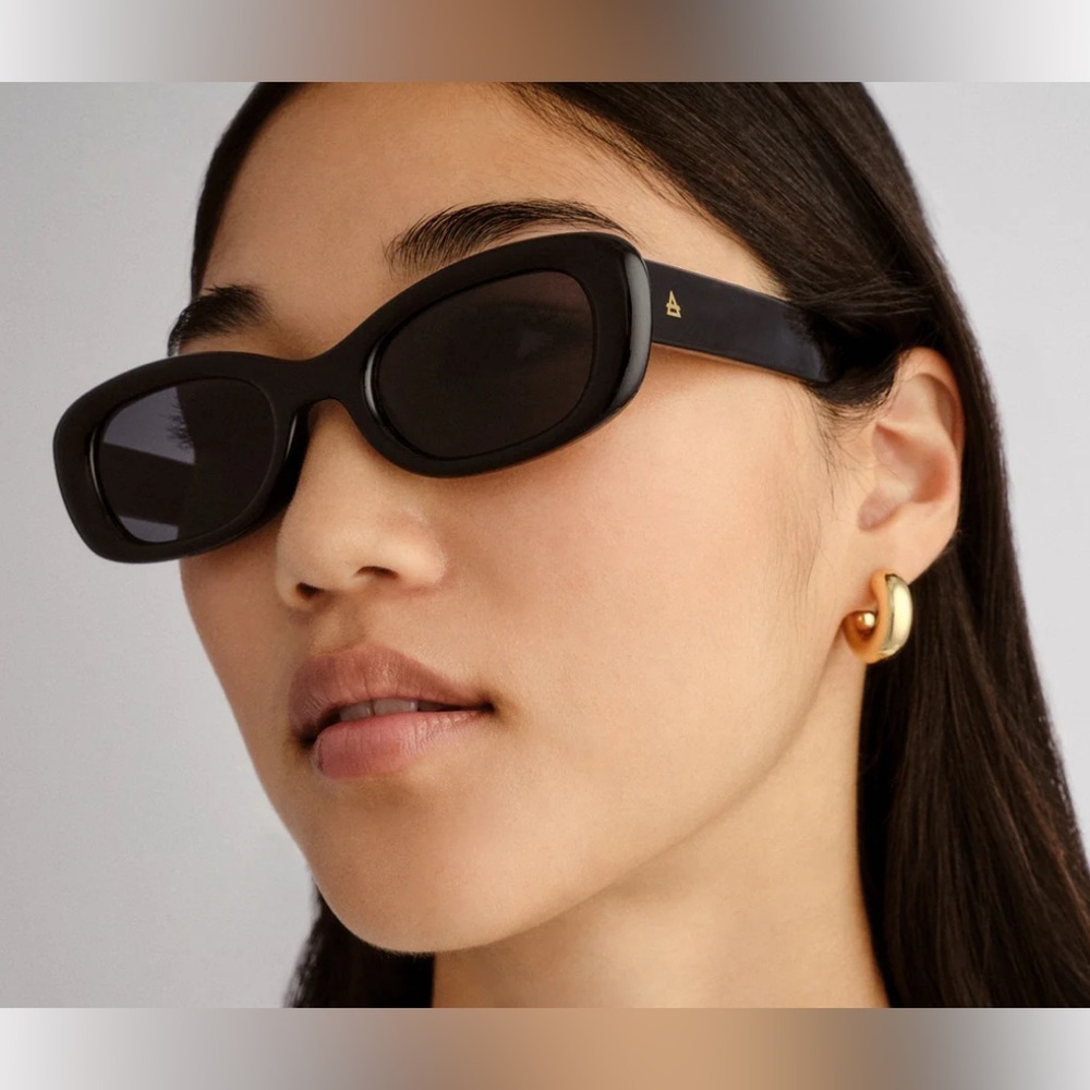 NWT, Aire Calisto - Black sunglasses